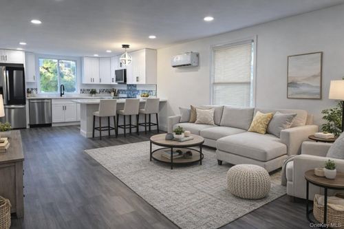 135 Village Cir W, Manorville, NY, 11949-9671 | Card Image