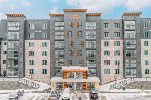 302-15 Kneeshaw Dr, Barrie, ON, L9J0X9 | Card Image