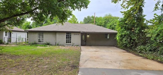 Beautifully remodeled home, seconds from I-45, with a mature pecan tree in the front yard! You're not going to want to miss out on this home! | Image 25