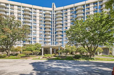 12M - 20 Tower Road, Condo with 2 bedrooms, 2 bathrooms and 2 parking in Oak Brook IL | Image 1