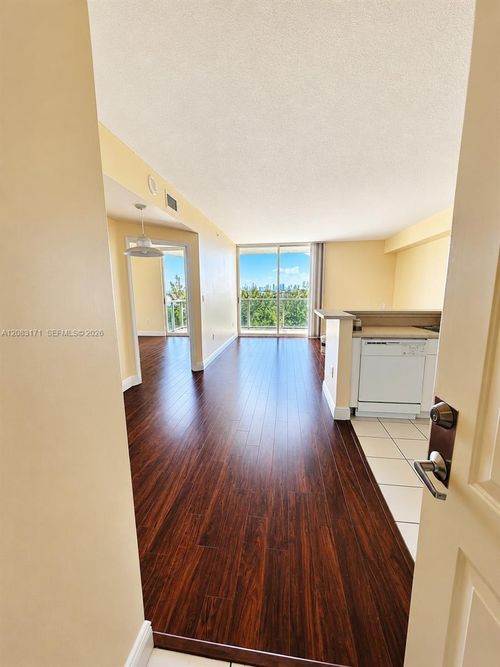 1105-5077 Nw 7th St, Miami, FL, 33126-3469 | Card Image
