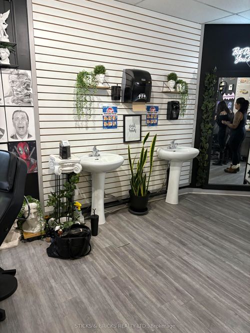 1-4400 Queen St, Niagara Falls, ON, L2E2L3 | Card Image