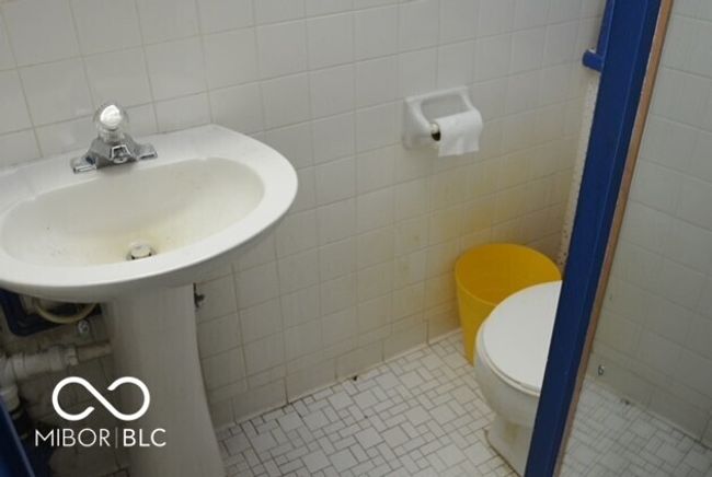 Full bathroom in basement | Image 38