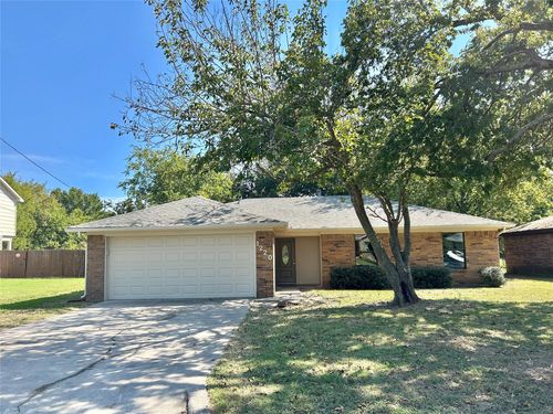 1220 S Clements St, Gainesville, TX, 76240-5821 | Card Image