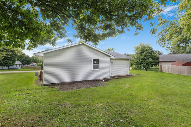 807 Country View Dr, Home with 3 bedrooms, 1 bathrooms and null parking in Philo IL | Image 5