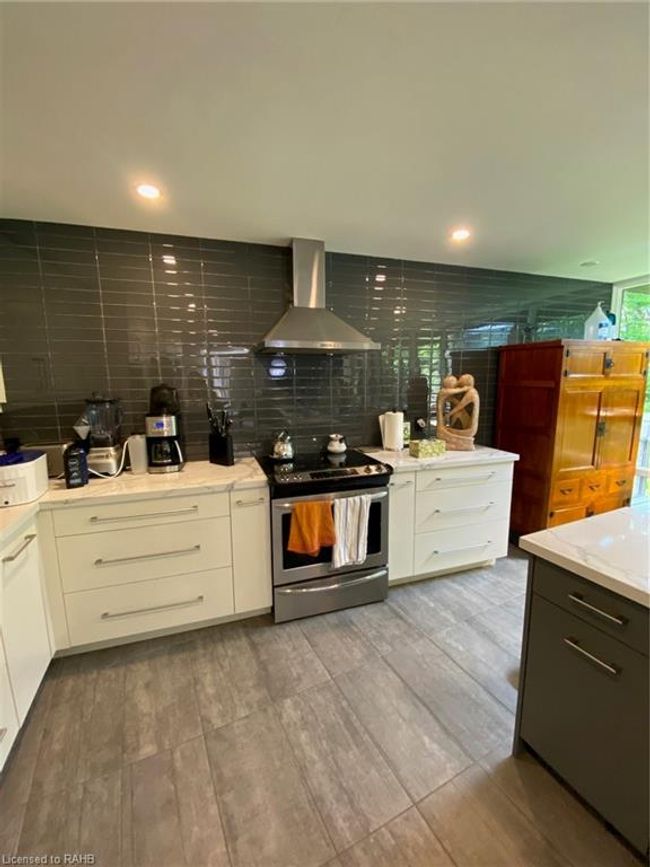 38 Oak Ave, House other with 3 bedrooms, 2 bathrooms and 5 parking in Dundas ON | Image 13