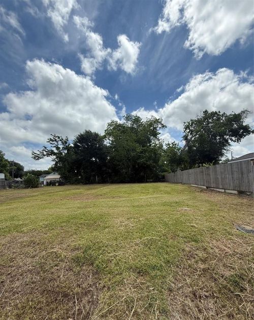 110 S Washington St, Texas City, TX, 77591-3943 | Card Image