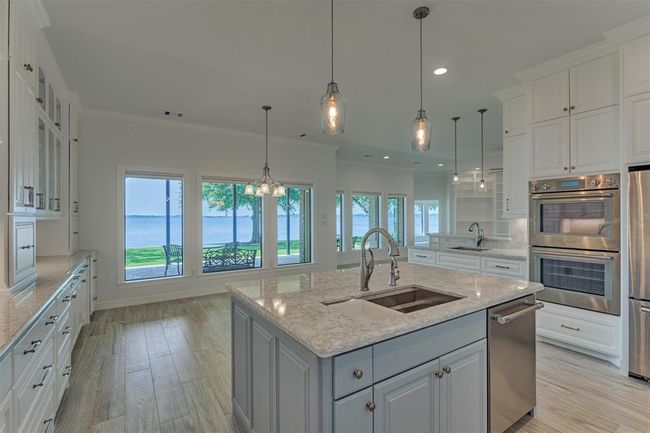 The Thermador appliance suite continues with double convection ovens, a high-performance dishwasher, and a premium gas cooktop. | Image 18