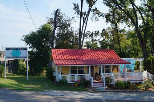 402 E College St, Canton, TX, 75103-3313 | Card Image