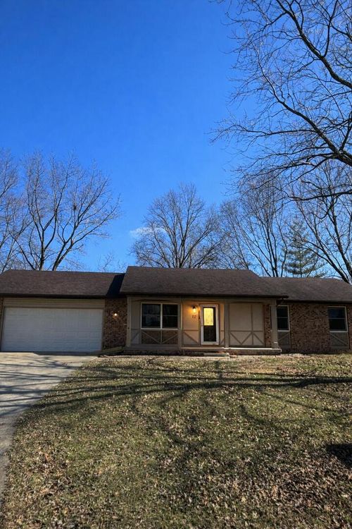 112 Donoho Dr, Salem, IL, 62881-3624 | Card Image