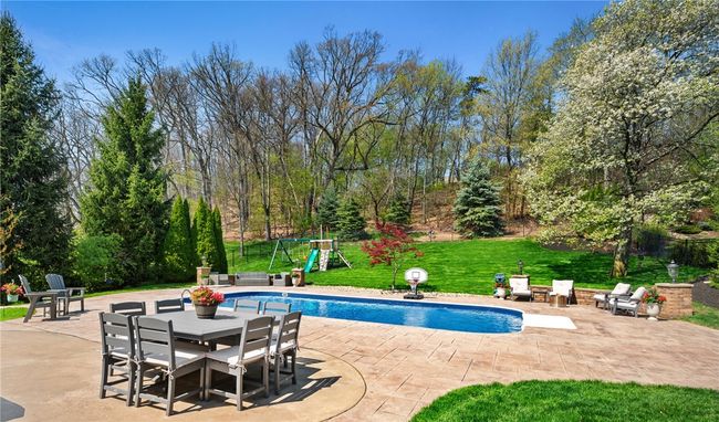 205 Erin Dr, House other with 5 bedrooms, 5 bathrooms and 3 parking in Cranberry Twp PA | Image 35