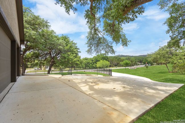 663 Private Road 1712, House other with 3 bedrooms, 3 bathrooms and null parking in Mico TX | Image 11