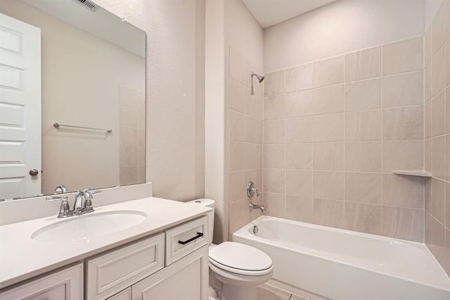 Main Level Full Bathroom | Image 16