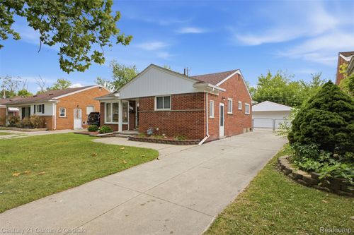 8108 Whitefield St, Dearborn Heights, MI, 48127-1121 | Card Image