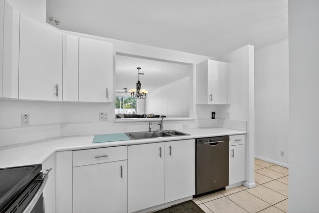 9675 Crescent View Dr N, Condo with 3 bedrooms, 2 bathrooms and null parking in Boynton Beach FL | Image 8