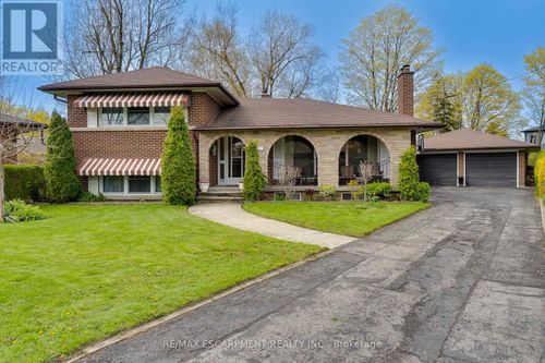 11 Sandra Court, Hamilton (Huntington), ON, L8T1Z7 | Card Image