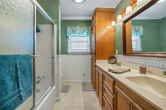 Guest Bathroom upstairs | Image 31