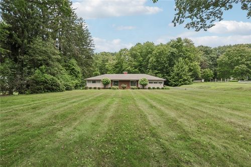 215 E Maitland Ln, New Castle, PA, 16105-1307 | Card Image