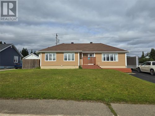 805 Hamilton St, Labrador City, NL, A2V1H5 | Card Image