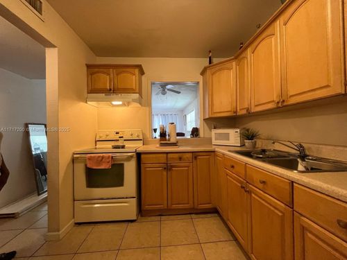 apt-203-12290 Ne 11th Ct, North Miami, FL, 33161-5802 | Card Image