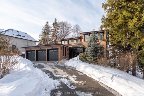 18 Mountbatten Rd, Etobicoke, ON, M9P1Z2 | Card Image