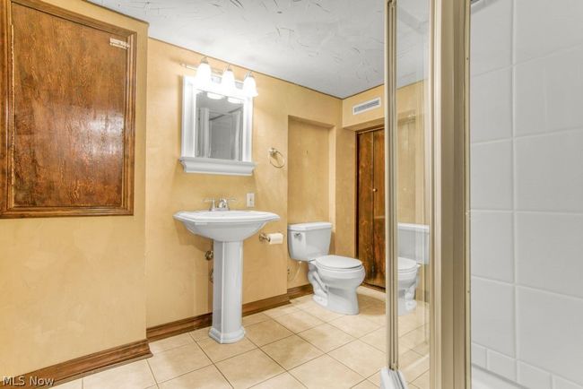 Lower level full bath | Image 28