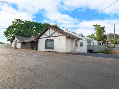 462 Ne Winchester St, Roseburg, OR, 97470-3256 | Card Image