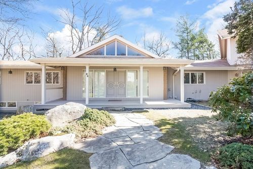 69 Crestwood Rd, Newton, MA, 02465-3007 | Card Image