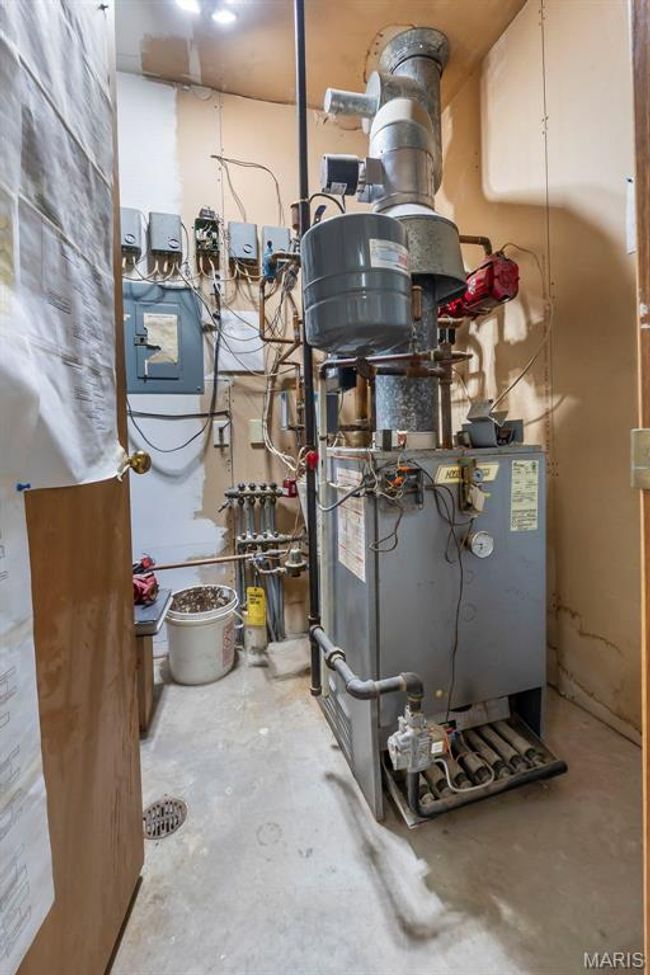 Utilities featuring a heating unit | Image 52