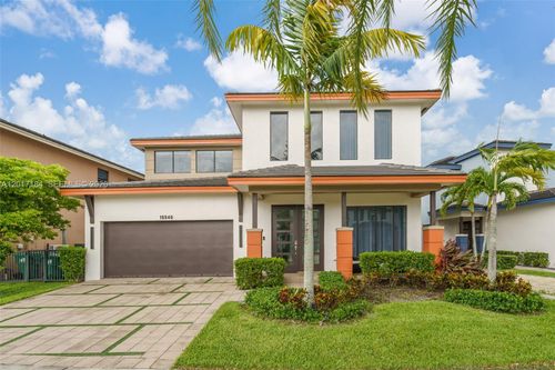 15540 Nw 88th Ave, Miami Lakes, FL, 33018-1338 | Card Image