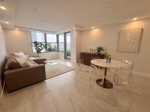 424-2899 Collins Ave, Miami Beach, FL, 33140-4433 | Card Image