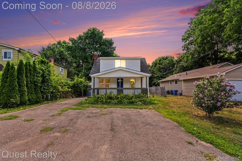 6261 Andersonville Rd, Waterford, MI, 48329-1407 | Card Image