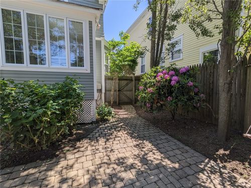 16 Dartmouth St, Newport, RI, 02840-2112 | Card Image