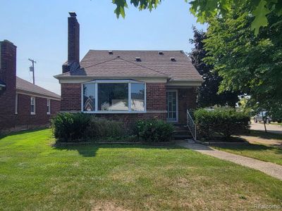 13185 Sycamore Street, Home with 3 bedrooms, 1 bathrooms and null parking in Southgate MI | Image 2