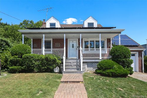 20 E Clearwater Rd, Lindenhurst, NY, 11757-6519 | Card Image