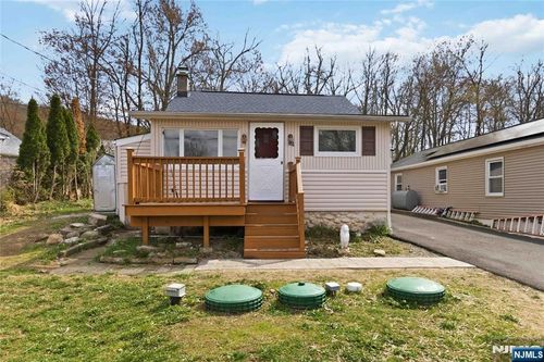 54 Wildwood Rd, Oak Ridge, NJ, 07438-9140 | Card Image