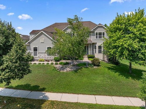 700 Creekwood Dr, West Bend, WI, 53095-7894 | Card Image