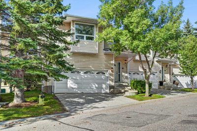 135 Prominence Hts Sw, Home with 4 bedrooms, 3 bathrooms and 4 parking in Calgary AB | Image 3