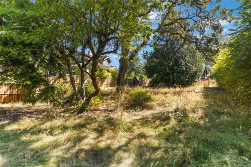 933 Woodhall Dr, Saanich, BC, V8X3L7 | Card Image