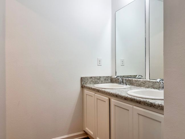 50 Upstairs Bathroom | Image 51
