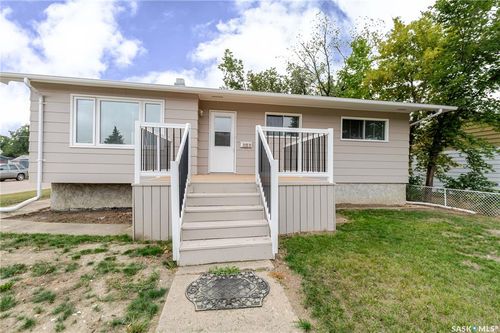 777 Hochelaga St E, Moose Jaw, SK, S6H0P9 | Card Image