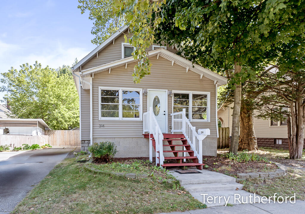Beacon Blvd, Grand Haven, MI 49417