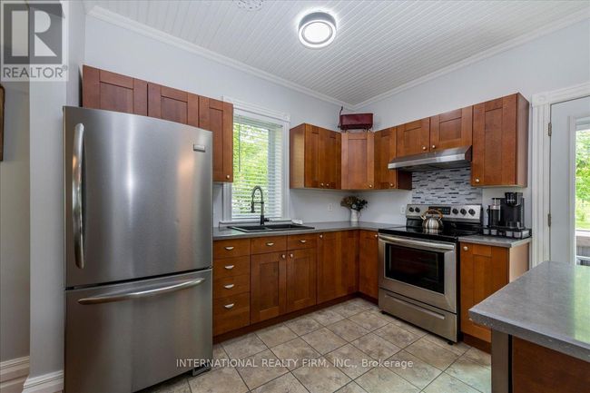 8061 Main St, House other with 3 bedrooms, 2 bathrooms and 3 parking in Everett ON | Image 10