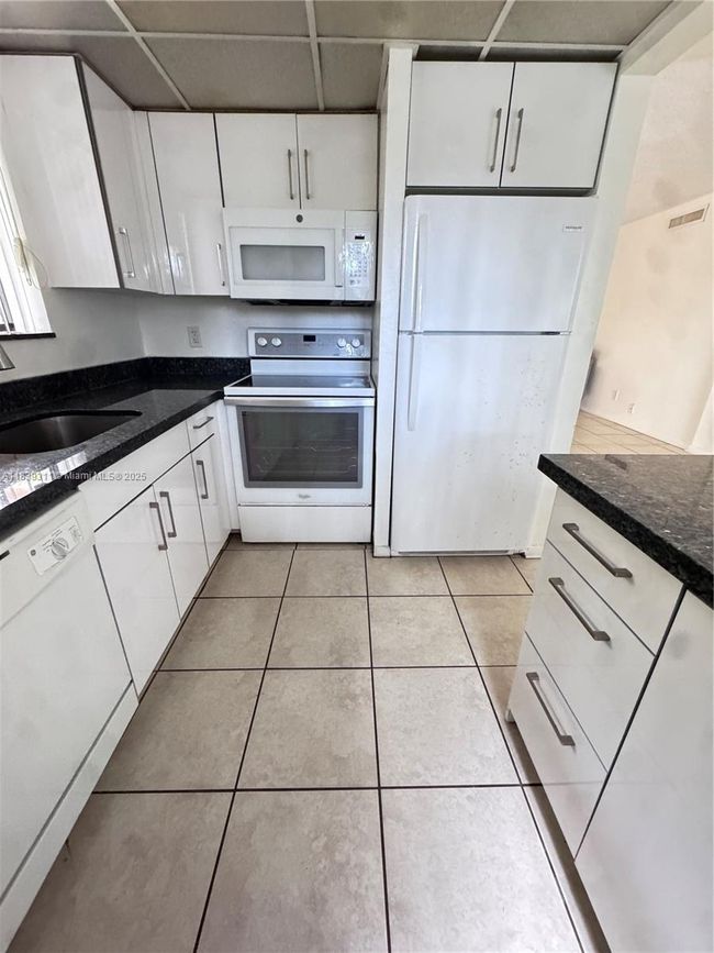 APT-208J - 6900 Sw 39 Th St, Condo with 2 bedrooms, 2 bathrooms and null parking in Davie FL | Image 13