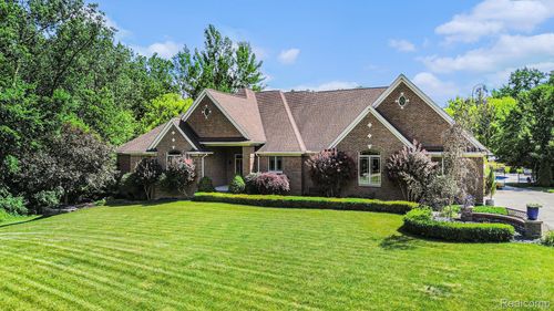 8670 Country Manor Dr, Bruce Twp, MI, 48065-2531 | Card Image