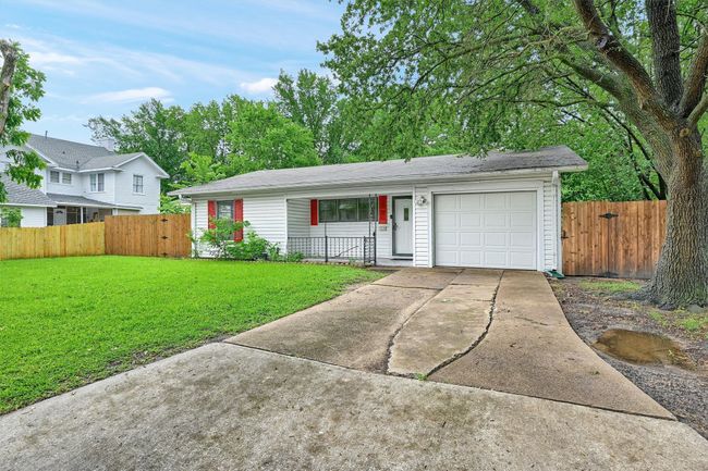 110 W Moore St, House other with 2 bedrooms, 2 bathrooms and null parking in Sherman TX | Image 4