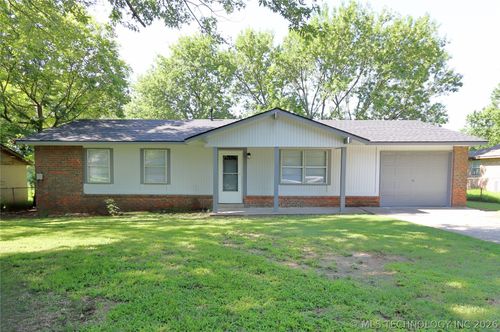 1004 Ne 9th St, Wagoner, OK, 74467-2508 | Card Image