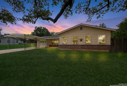 1400 N Windy Knoll Dr, Devine, TX, 78016-1211 | Card Image