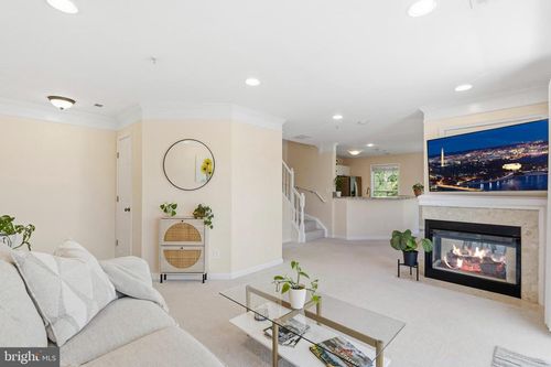 301-46994 Courtyard Sq, STERLING, VA, 20164-1866 | Card Image