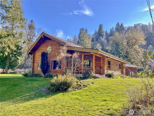 831 Bates Rd, Kalama, WA, 98625-9695 | Card Image